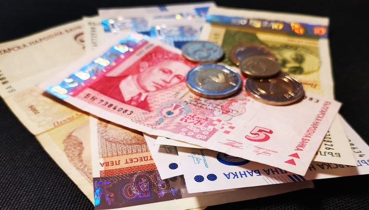 Средната работна заплата забави ръста си