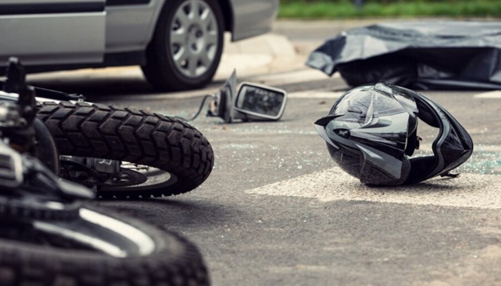 Кола и мотор са се сблъскали Кола и мотор са се сблъскали