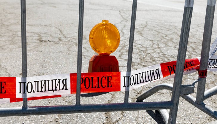 В момента на мястото на престъплението се извършва оглед