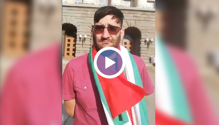 Синът на Венци Чикагото организира протест в група с 50 000 човека, но на събитието се явил само той