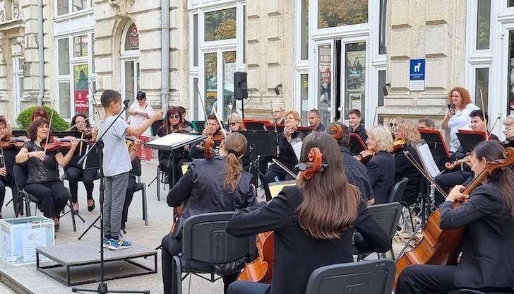 Почитателите и най-новите приятели на Русенската опера ще могат да застанат на диригентския пулт пред знаменития русенски оркестър Почитателите и най-новите приятели на Русенската опера ще могат да застанат на диригентския пулт пред знаменития русенски оркестър