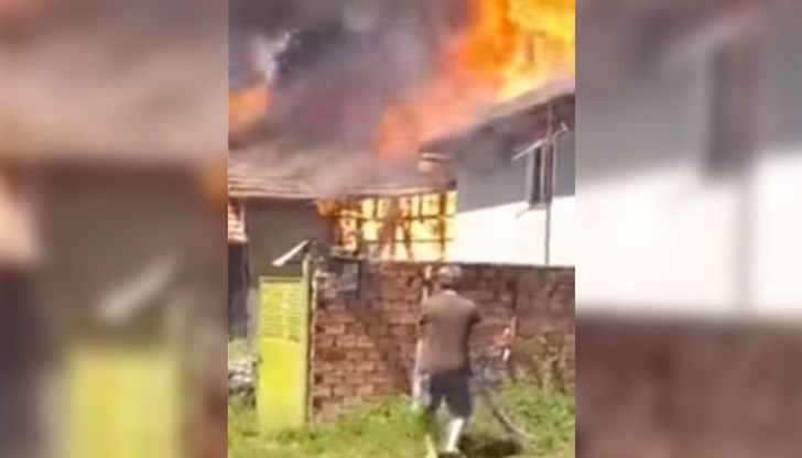 Хора от цялото село са помогнали за потушаване на пламъците Хора от цялото село са помогнали за потушаване на пламъците