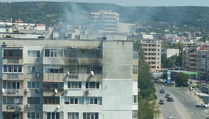 От жилището са изведени възрасна жена и дъщеря ѝ