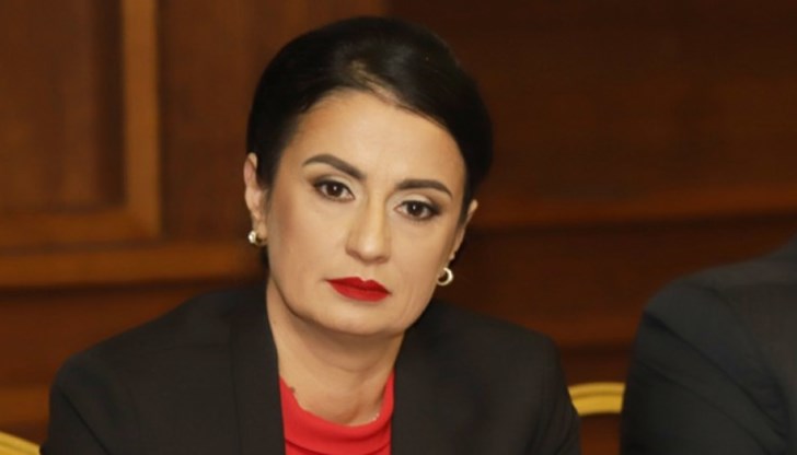 По думите ѝ формата "интимна връзка" ще обхване "всички други форми извън брака като форма и съжителството на съпружески начала"