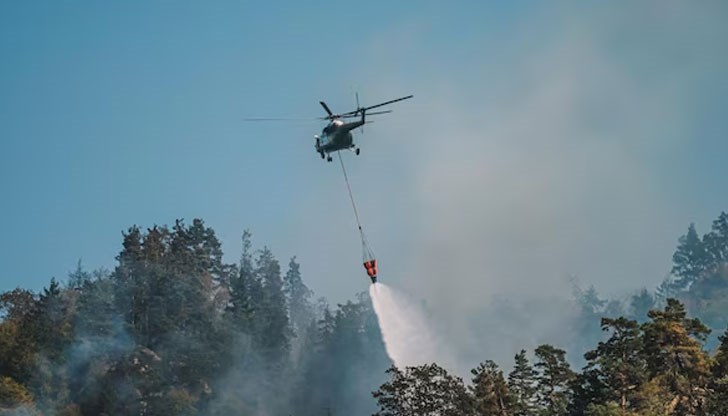 В потушаването на пламъците са били включени три хеликоптера