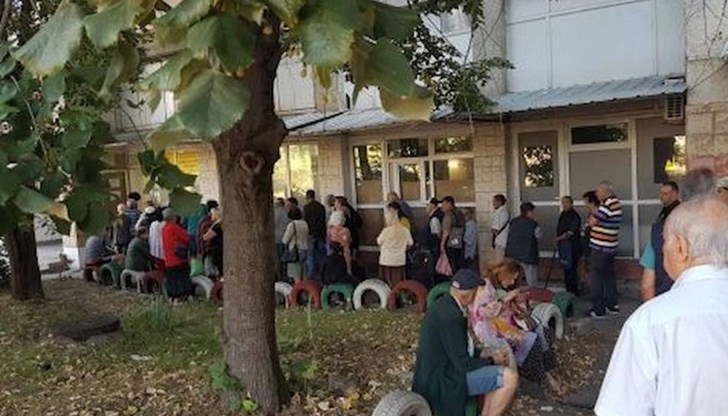 Възрастните хора са принудени да чакат дълго, за да получат пенсиите си, след промяна в услугите на Български пощи