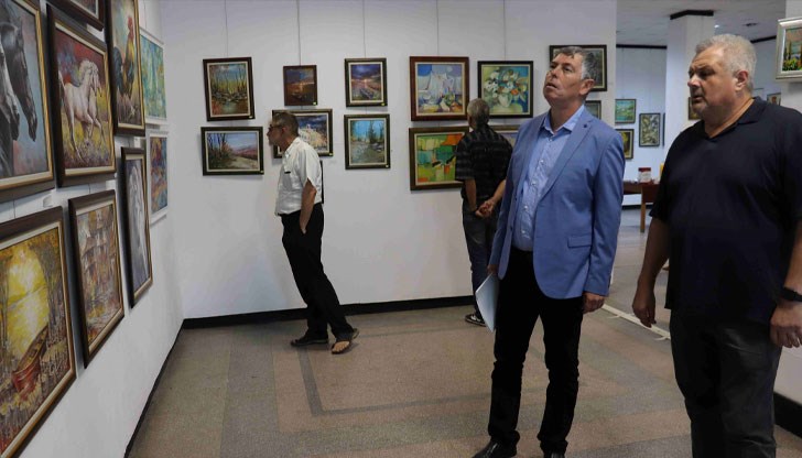 Експозицията включва близо 100 картини на 20 русенски художници