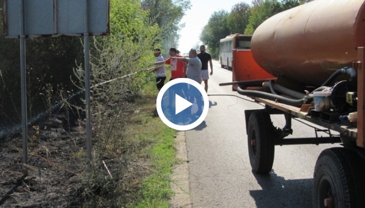 Кметът на Николово Златан Ванев определи ситуацията като много лоша, тъй като са избухнали едновременно два пожара