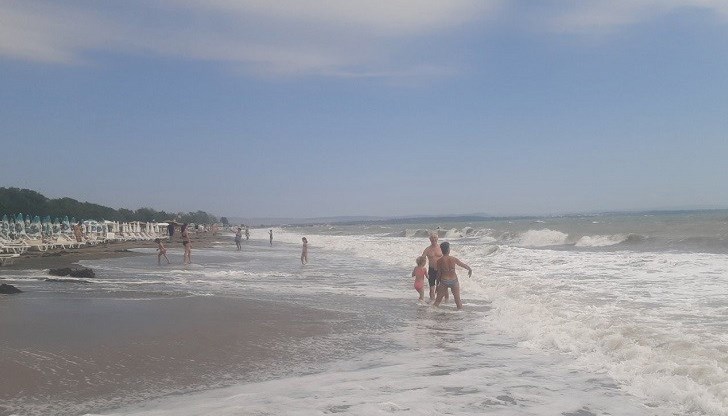 Вълните в морето са над два метра и къпането е забранено Вълните в морето са над два метра и къпането е забранено