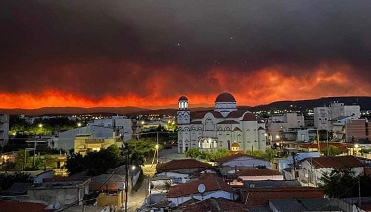 Пожарът в подножието на планината "Парнита" в Атика е извън контрол