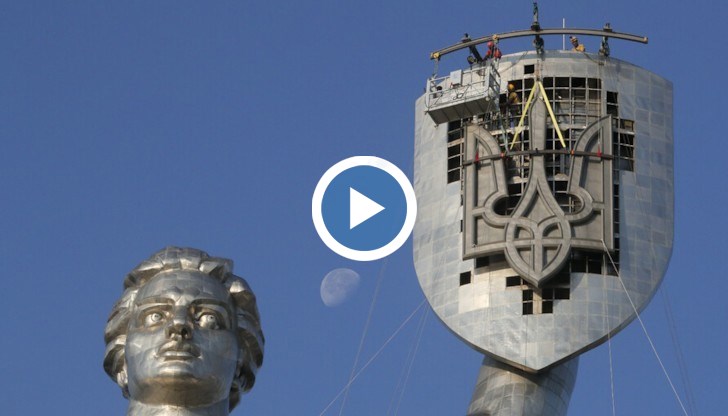 Работата по премахването на герба на СССР беше спирана два пъти