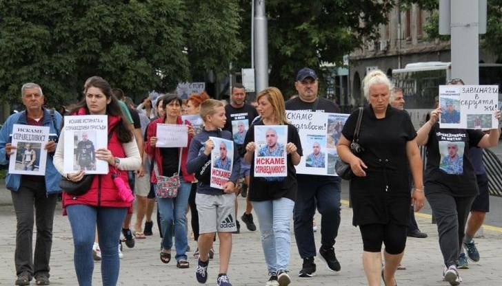 Хората от селото се събират пред Съдебната палата в столицата Хората от селото се събират пред Съдебната палата в столицата