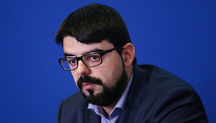 Потреблението у нас може да се осигури с няколко танкера на месец, смята той