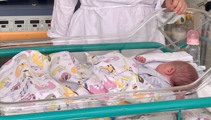 Малката Вилиана вече диша сама