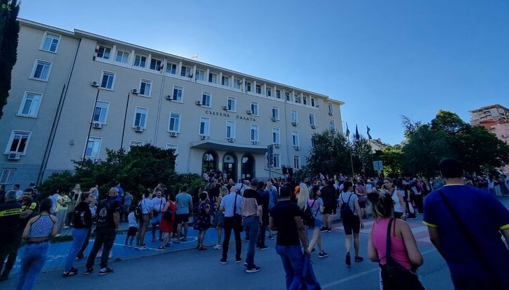 Многоброен протест в Стара Загора в подкрепа на пострадалото 18-годишно момиче