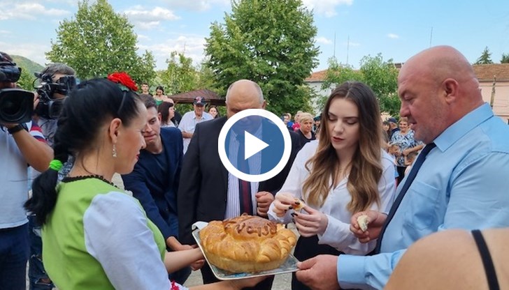Стотици хора от областта и региона се стекоха, за да поздравят Салимова