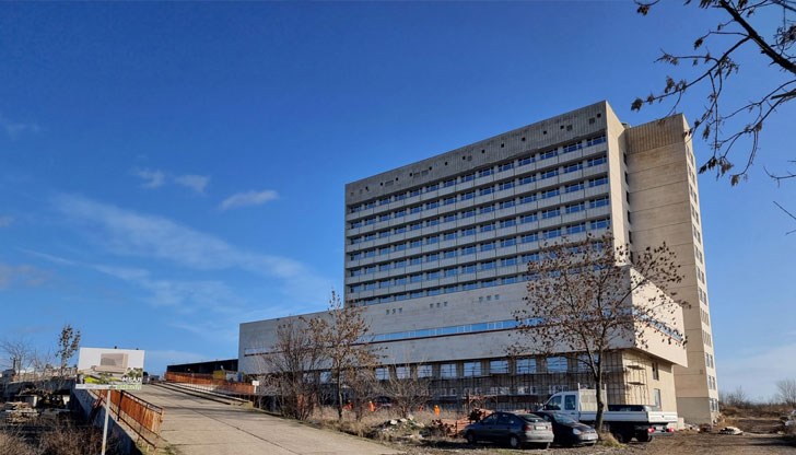 Той има множество дълбоки прорезни рани в областта на шията и главата Той има множество дълбоки прорезни рани в областта на шията и главата