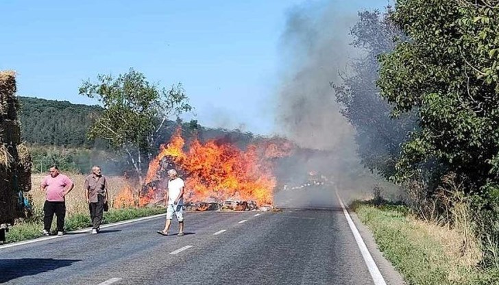 Запалило се е ремарке с бали на товарен камион