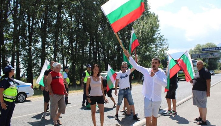 Тук сме за да си върнем България, нарязаха момичето, друг го убиха и заровиха, виждате какво става, взеха ни държавата