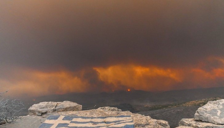 Властите издадоха предупреждения към жителите в района да бъдат в готовност за евакуация