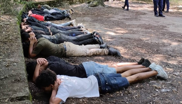 Задържани са каналджия и трима помагачи