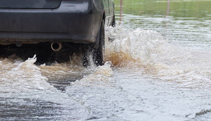 Наводнени улици, прекъснати кабели, паднали дървета