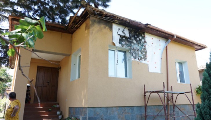Нанесени са поражения върху покрива и на две от стените, изгорели са и електроуредите в къщата
