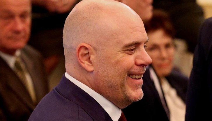 Гешев се изцепил, че поправките в закона били недомислица... Той самият е "калинк", пише Иван Бакалов Гешев се изцепил, че поправките в закона били недомислица... Той самият е "калинк", пише Иван Бакалов