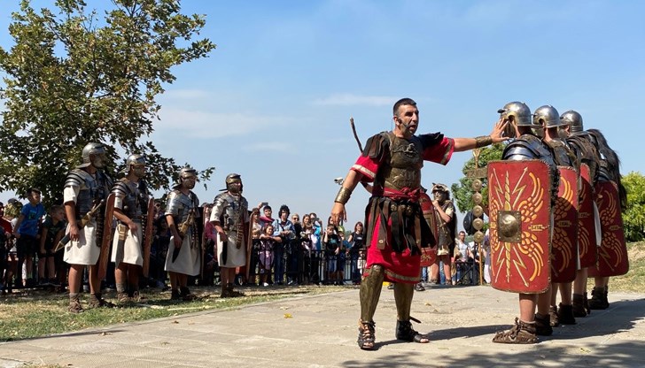 Входът е откъм улица "Цар Калоян", а изходът - при Паметника на моряка