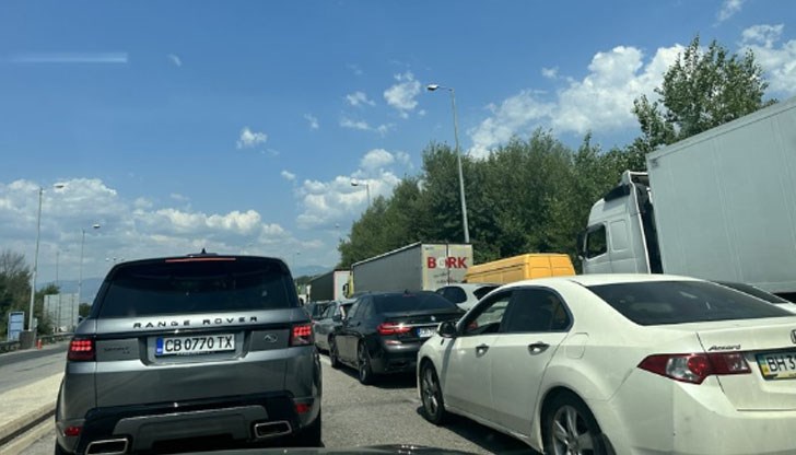 За 40 минути се изминават едва 100 метра За 40 минути се изминават едва 100 метра