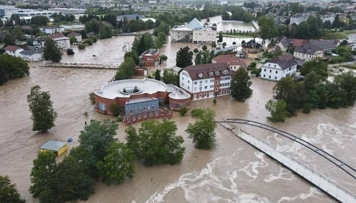 Метеорологичните условия в цялата страна са тежки - проливни дъждове, наводнения, преливане на реки и нарушения на пътната инфраструктура