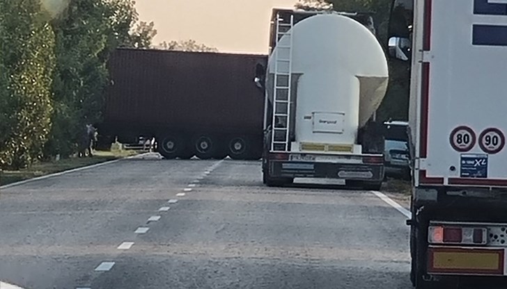 Трафикът се регулира от екип на "Пътна полиция"