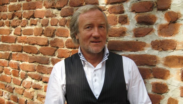 Защо да бъде третиран като свещен бик, вечно недосегаем за заслужено възмездие за системните му просташки изяви? Защо да бъде третиран като свещен бик, вечно недосегаем за заслужено възмездие за системните му просташки изяви?