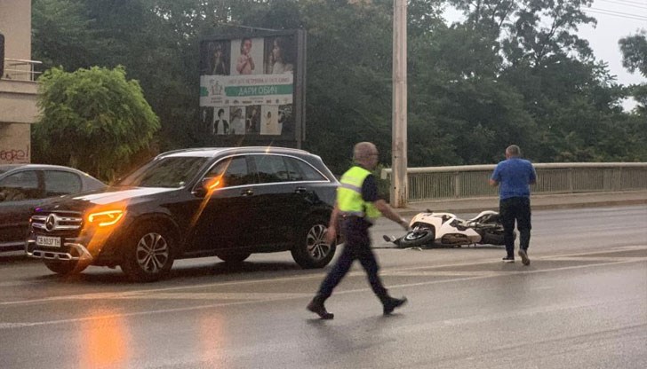 При сблъсък с лек автомобил, мотористът е паднал на шосето и е починал