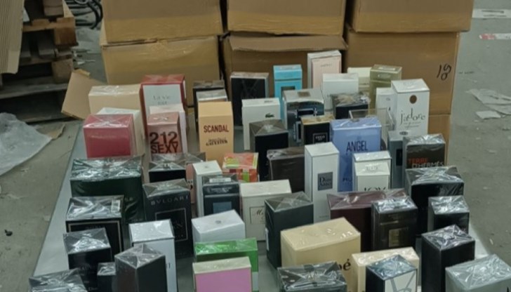 Фалшиви парфюми и текстилни изделия задържаха митнически служители от ТД Митница Русе