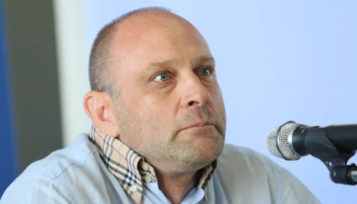 Константин Папазов продължава да бъде ранния Азис