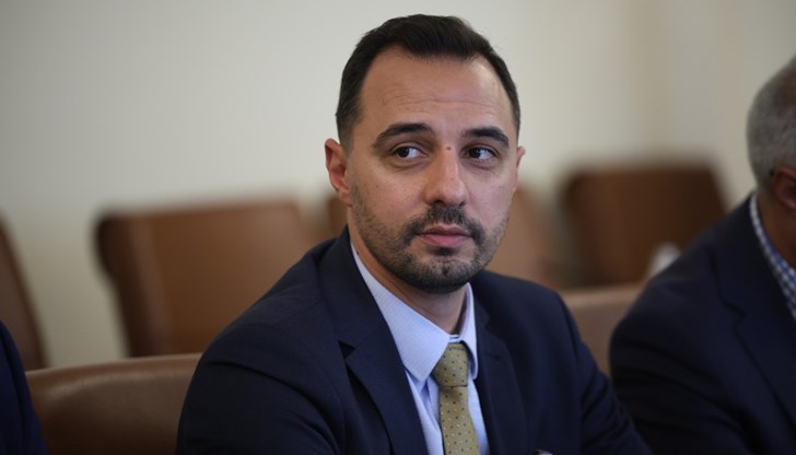 Министърът стартира програма за оздравяване на публичните предприятия и ще орязва заплати