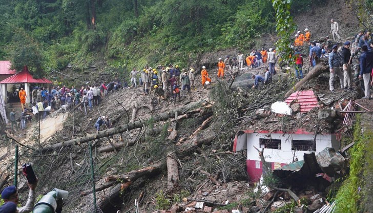 Десетки хора са затрупани под отломките или са в неизвестност