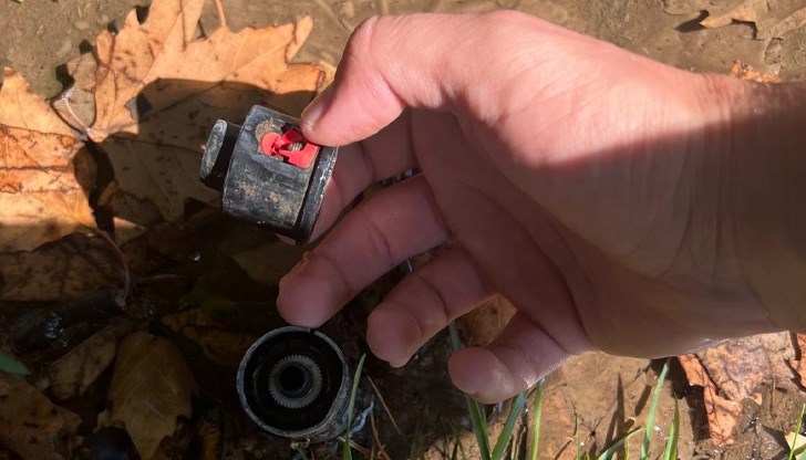 Счупен е един от поливниците, който разпръсква водна струя в автоматичен режим Счупен е един от поливниците, който разпръсква водна струя в автоматичен режим