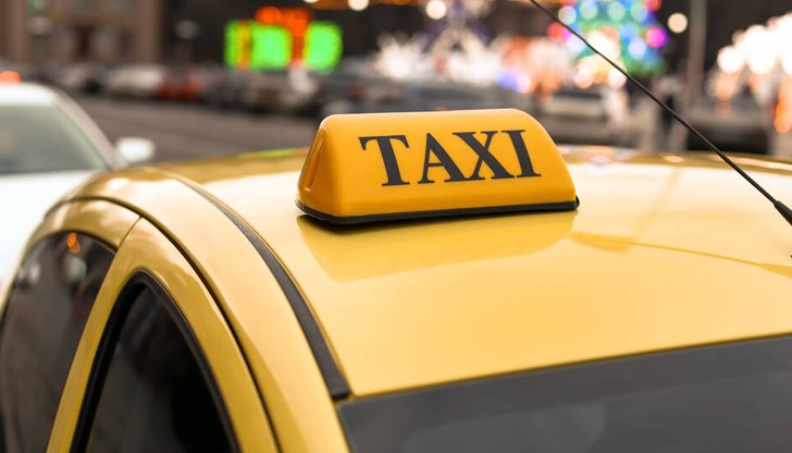 Когато вижда парите, шофьорът незабавно се обажда на диспечерската служба Когато вижда парите, шофьорът незабавно се обажда на диспечерската служба