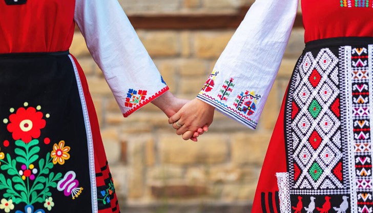 Изпълнителите трябва да се представят на сцената, облечени в български фолклорни носии