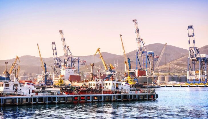 Видеоклипове показват движението на кораби в близост до брега, като се чува стрелба идваща откъм морето