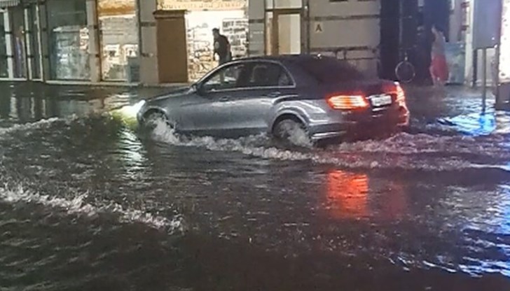 Съобщава се за наводнени улици и търговски обекти