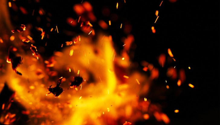 Един човек е загинал, 8 души са интубирни, 25 също пожарникари са пострадали