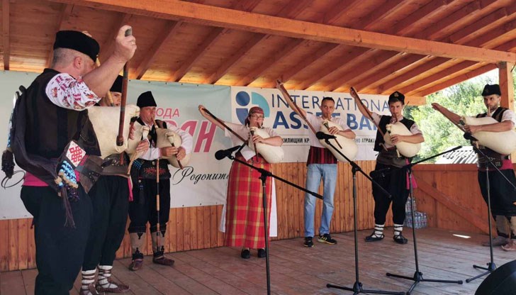 Десетки гайдари се състезават в три възрастови групи Десетки гайдари се състезават в три възрастови групи