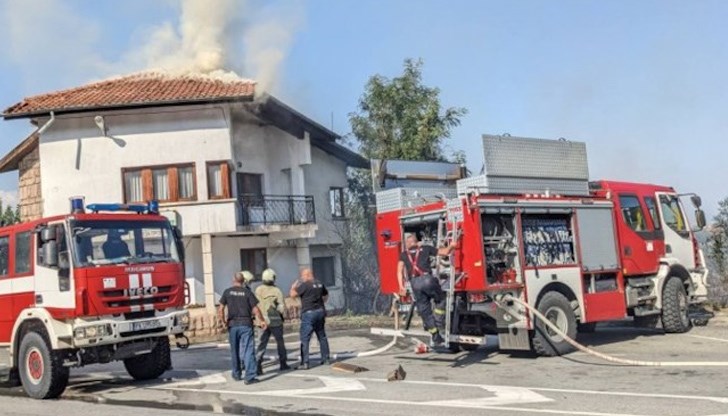 По предварителна информация причината за пожара е изхвърлена незагасена цигара По предварителна информация причината за пожара е изхвърлена незагасена цигара