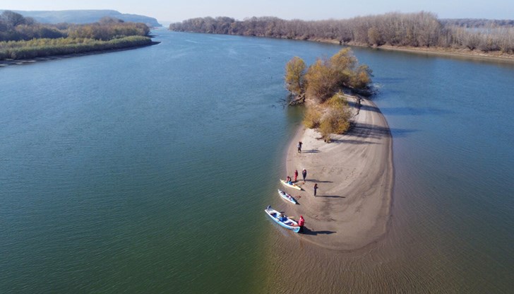 „Отиваме на плаж до Малдивите“, се чува край Дунав и група с каяци започва да прекосява реката