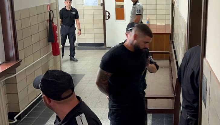 Обвиненията са за шест закани с убийство към Дебора Обвиненията са за шест закани с убийство към Дебора