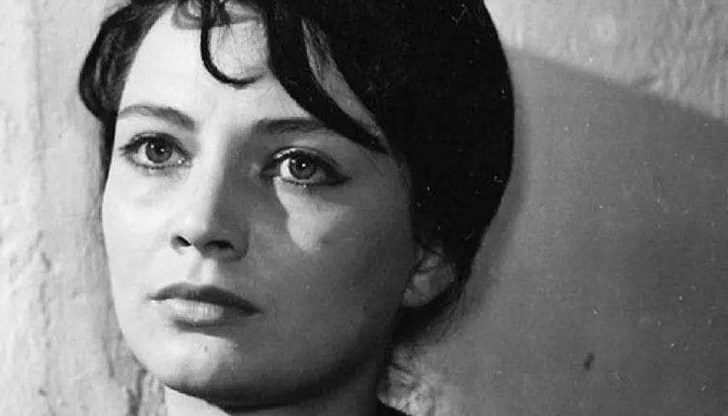 През 1984 г. актрисата толкова харесва селото, че малко по-късно си купува къща там