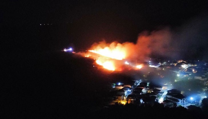 В близост до пожара има фабрика с дървени трупи